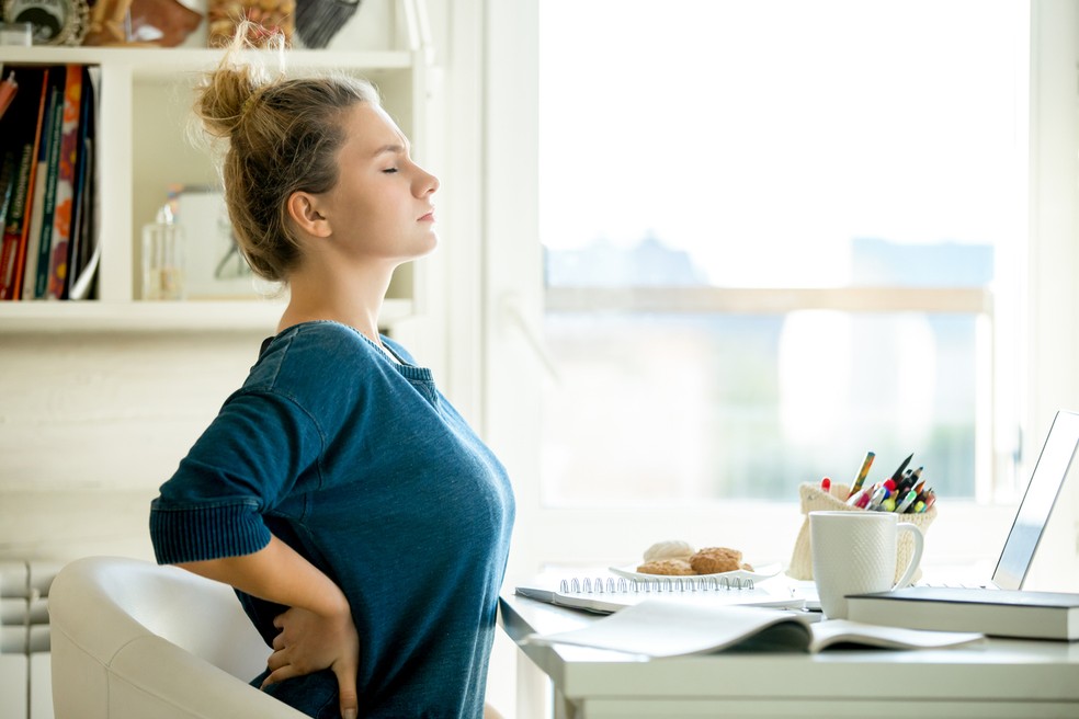 É preciso ter atenção à ergonomia para evitar dores na coluna — Foto: Istock Getty Images