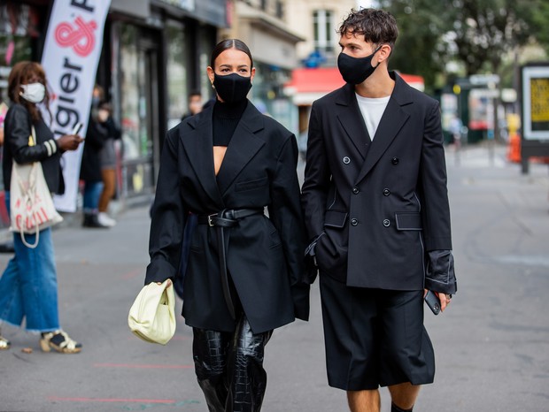 PARIS, FRANCE - SEPTEMBER 30: Couple Alice Barbier and Jean Sebastien Roques wearing black blazer, shorts, bag, vinyl pants, face mask seen outside GAUCHERE during Paris Fashion Week - Womenswear Spring Summer 2021 : Day Three seen on September 30, 2020 i (Foto: Getty Images)