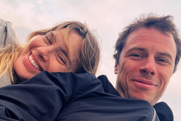 Carolina Dieckmann ao lado do marido, o diretor de televisão Tiago Worcman (Foto: Reprodução / Instagram)