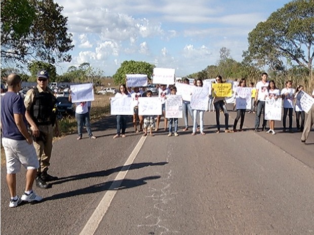 Protesto pela morte de duas pessoas paralisou a BR-153 no Tocantins (Foto: Reprodução/TV Anhanguera TO)