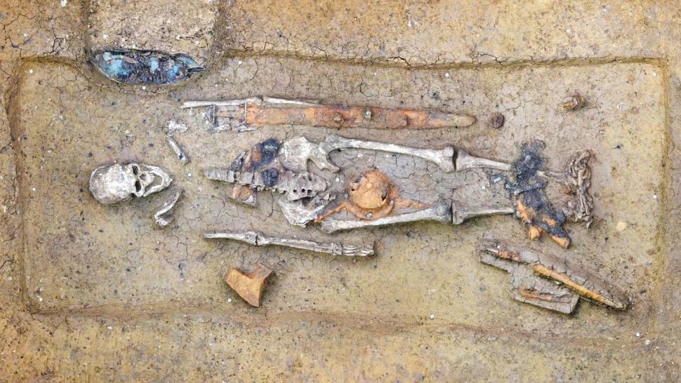 Pesquisadores descobriram restos mortais de homem que morreu há mais de 1,5 mil anos  (Foto:  Archäologiebüro Dr. Woidich)