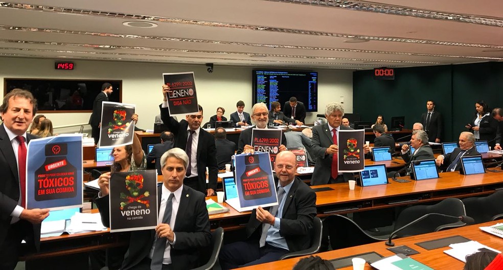 Deputados na comissão que discute legislação do agrotóxico (Foto: Alessandra Modzeleski / G1)