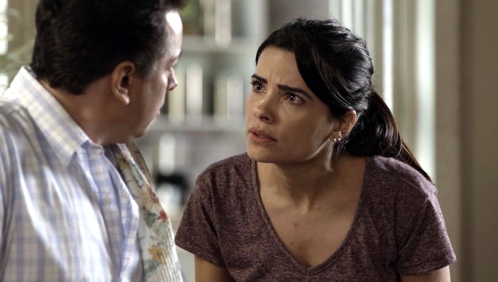 Antônia perde o sono e resolve desabafar com Nelito (Foto: TV Globo)