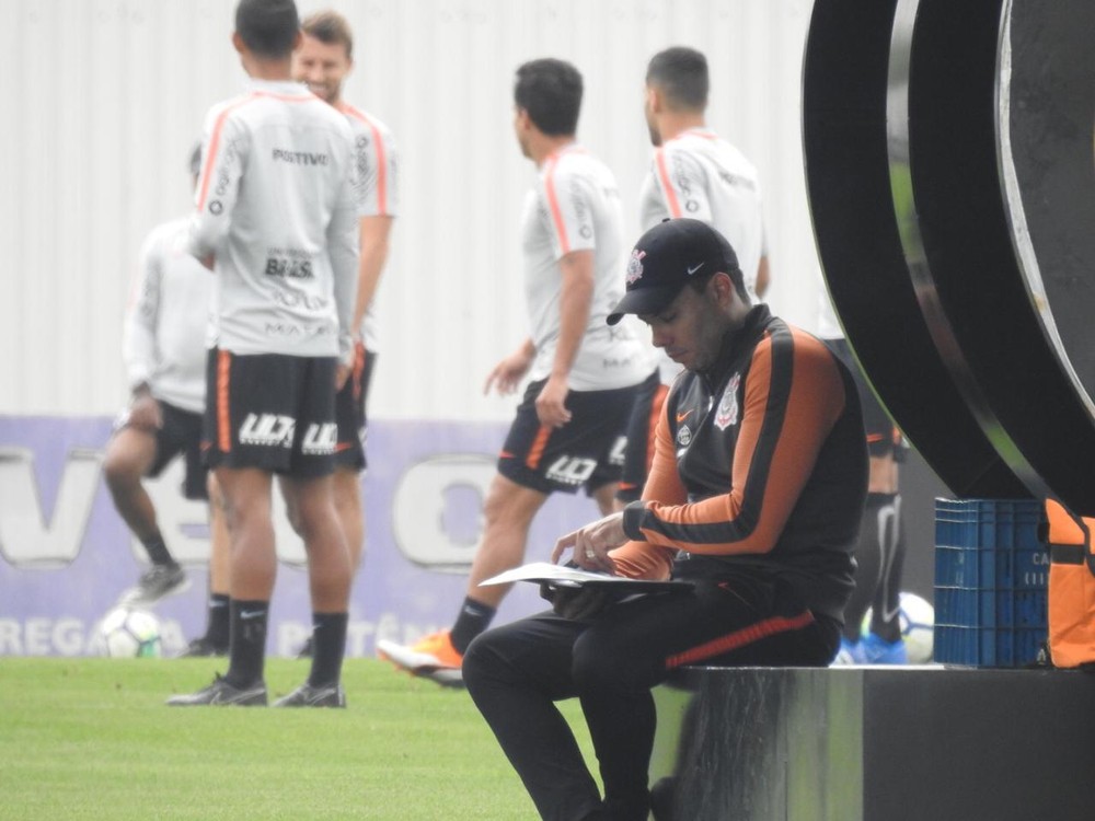 Clayson deixa o treino mais cedo e Jair ensaia escalação provável