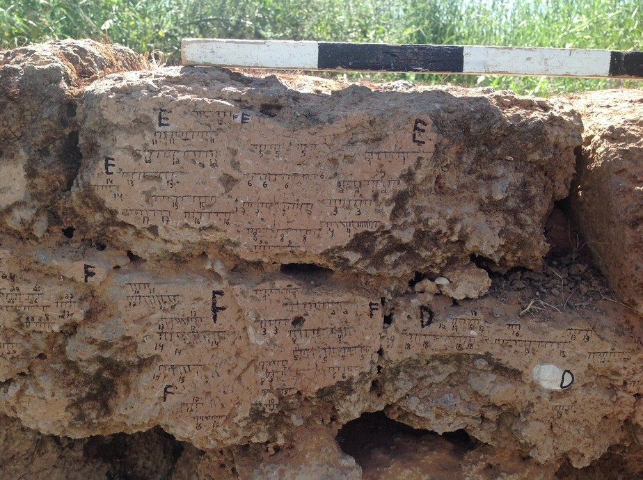 Parede de tijolos de barro queimado de Tel Batash, cidade filistéia em Canaã, chamada na Bíblia de Timna