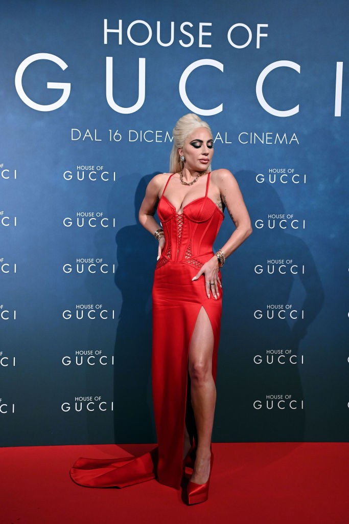 Lady Gaga brilha com vestido vermelho na estreia de filme na Itália (Foto: Getty Images)