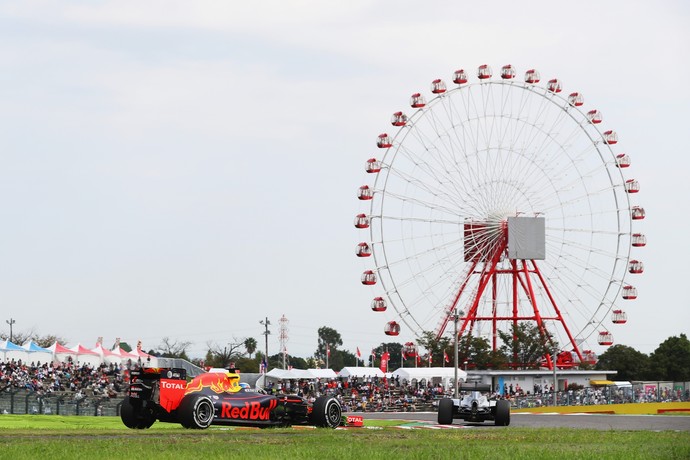 Carro da RBR acompanha Mercedes nos treinos livres para o GP do Japão (Foto: Getty Images)