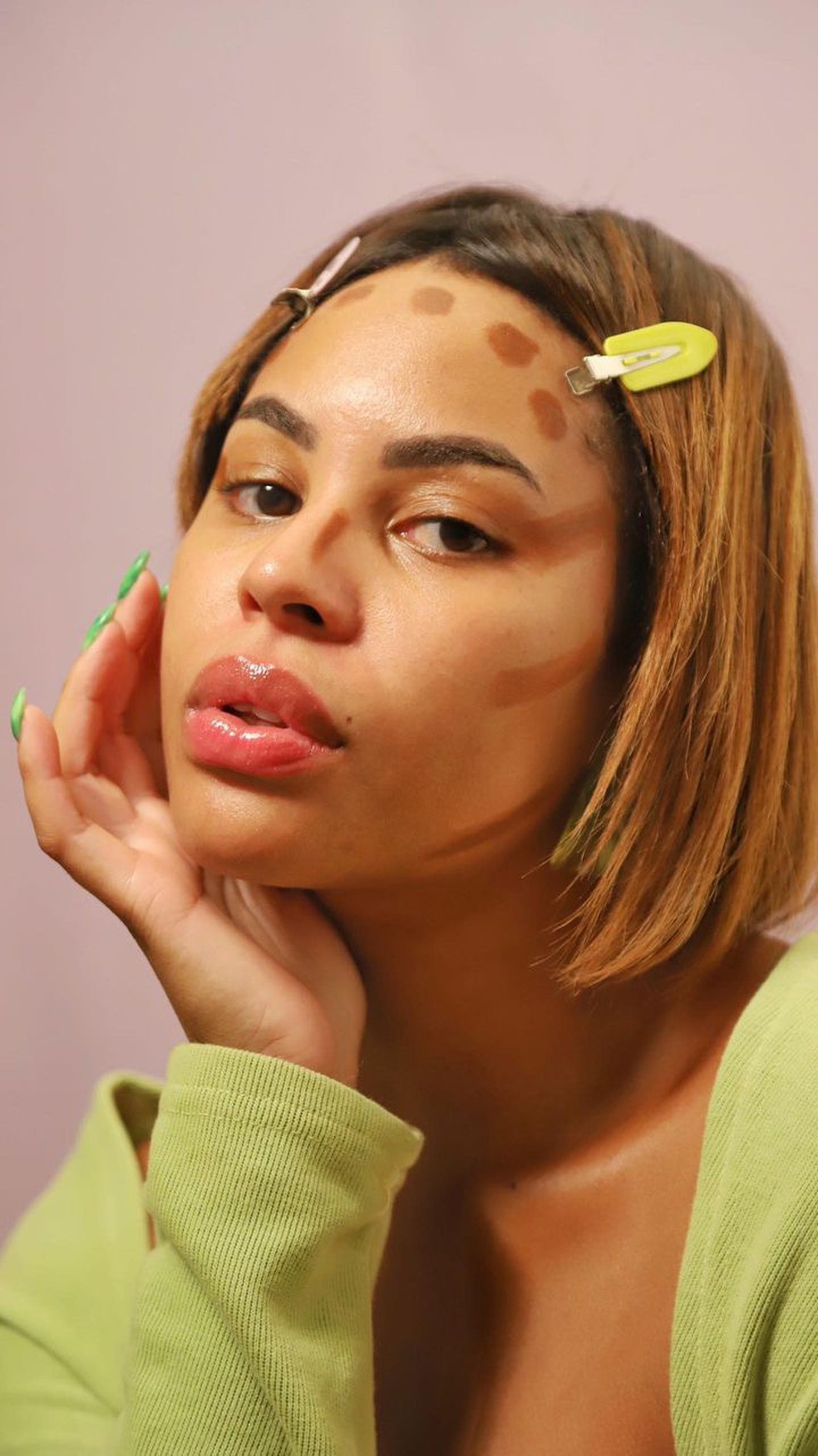 A jornalista Larissa Cunegundes testou a maquiagem inversa de Mary Phillips — Foto: Arquivo Pessoal