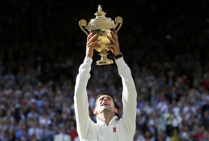 Novak Djokovic levanta troféu de campeão de Wimbledon 2014 (Foto: Reuters)