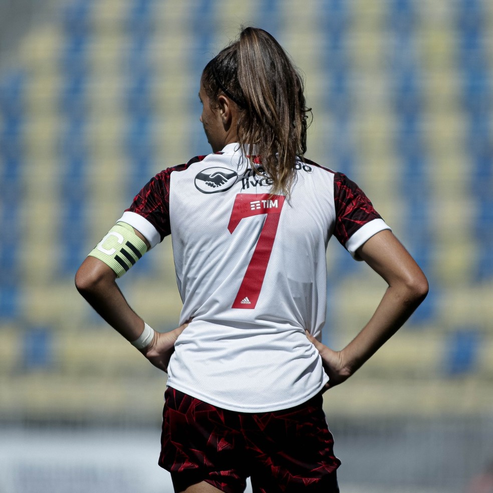 Mariana Fernandes com a braçadeira de capitã do time — Foto: Adriano Fontes/CBF