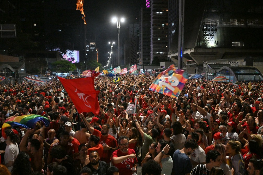 Multidão comemora vitória de Lula na avenida Paulista, em São Paulo (SP). — Foto: AFP / Nelson Almeida