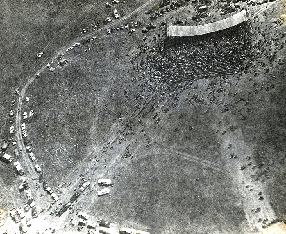 Maio de 1957: a primeira missa em Brasília — Foto: Arquivo Público/Coleção Documentos Goyaz