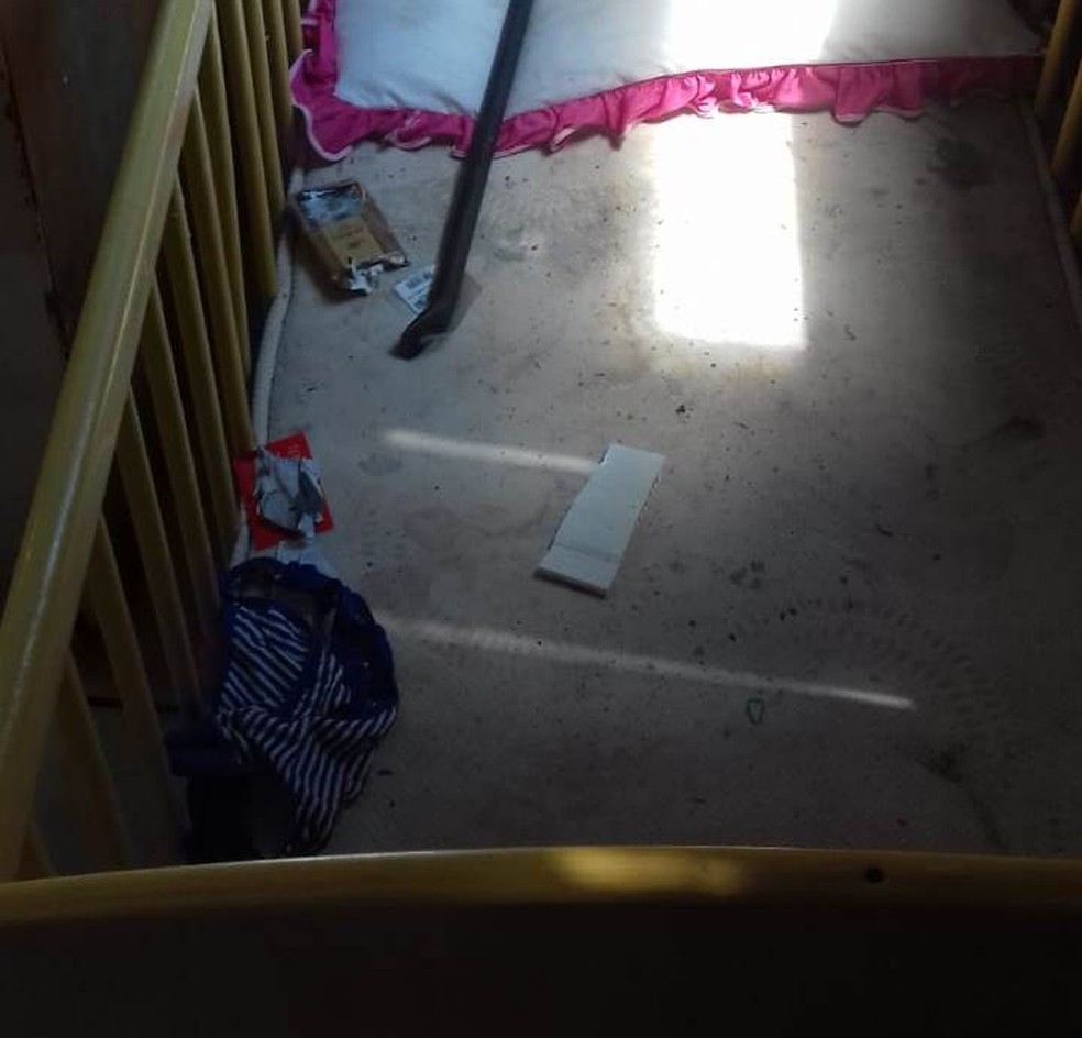 Berço na casa onde policiais fizeram buscas tinha carteira de cigarro e outros objetos — Foto: Polícia Civil/Divulgação