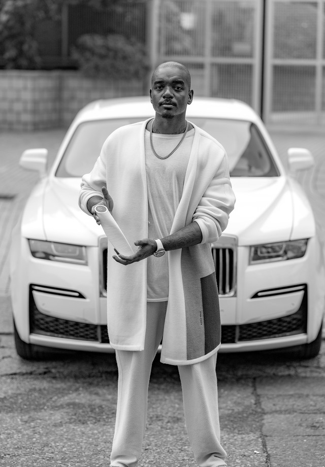 LONDON, ENGLAND  - NOVEMBER 28: (EDITORS NOTE: Image has been shot in black and white. Colour version not available.)  In this image released on December 3,  Designer Samuel Ross, poses ahead of The Fashion Awards 2020 on November 28, 2020 in London, Engl (Foto: Getty Images for BFC)