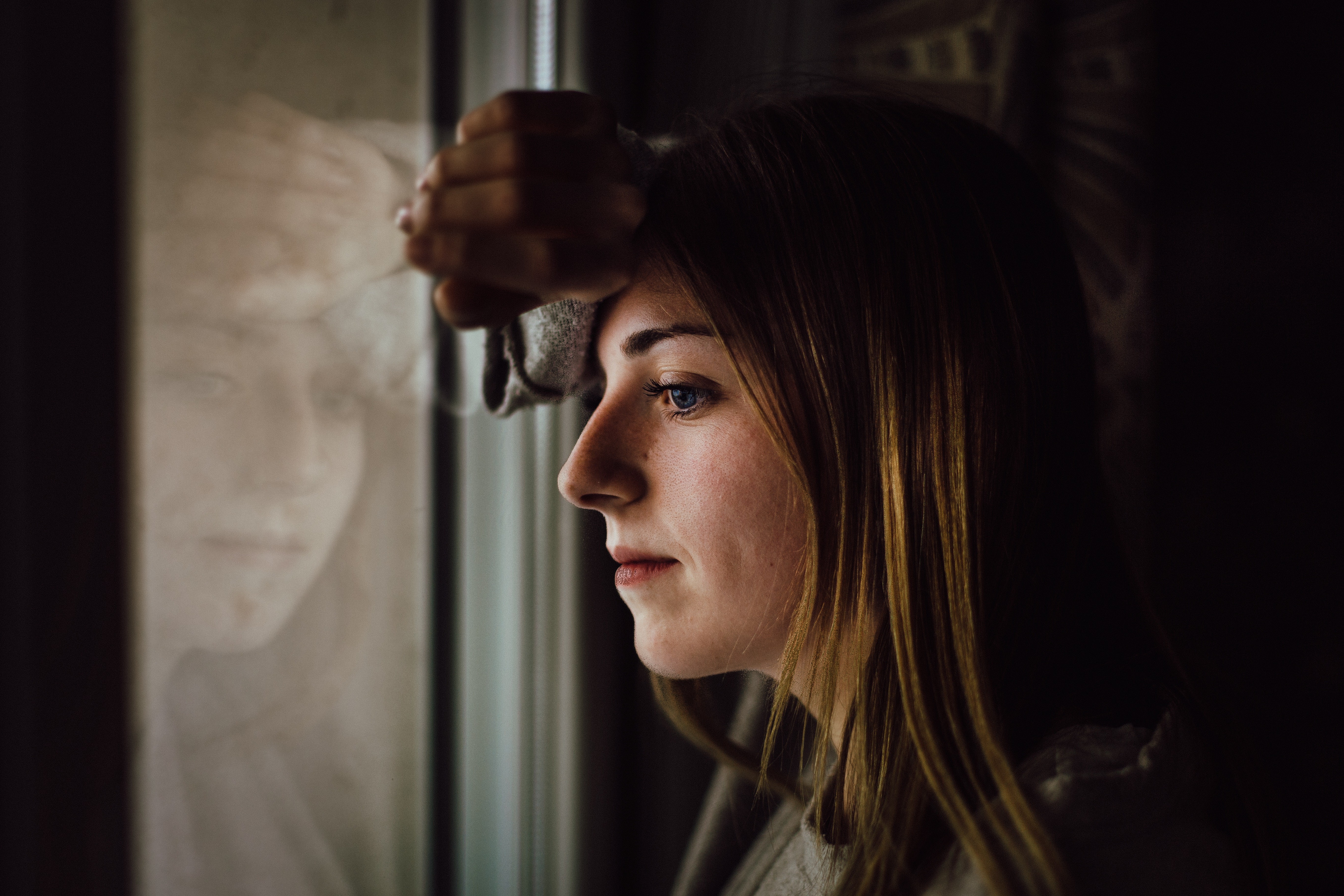 Mulher refletindo (Foto: Juan Pablo Arenas/Pexels)