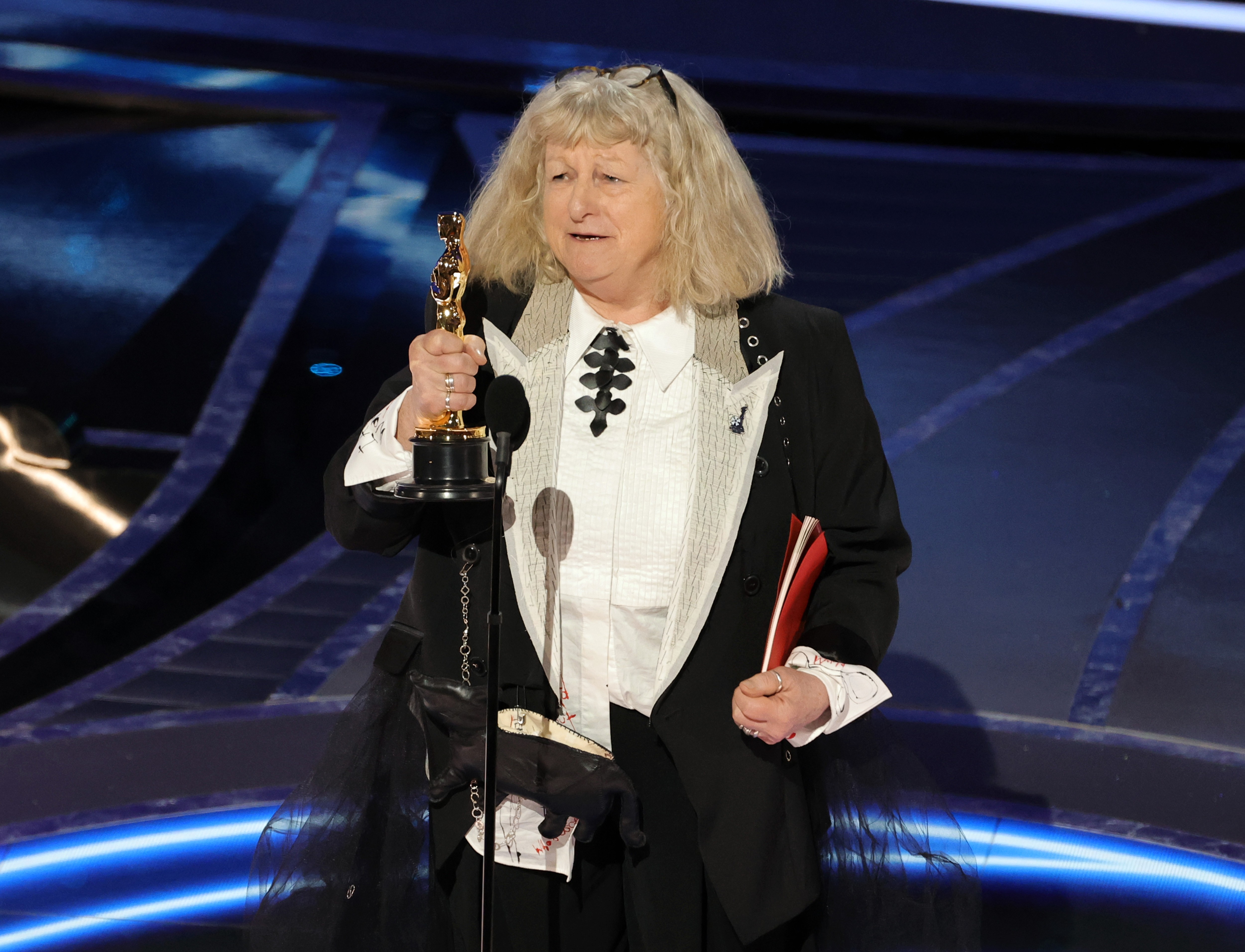 HOLLYWOOD, CALIFORNIA - MARCH 27: Jenny Beavan accepts the Costume Design award for ‘Cruella’ onstage during the 94th Annual Academy Awards at Dolby Theatre on March 27, 2022 in Hollywood, California. (Photo by Neilson Barnard/Getty Images) (Foto: Getty Images)