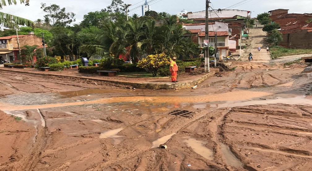 Praça Princpal de Farias Brito ficou coberta de lama.  — Foto: Edson Freitas/TV Verdes Mares