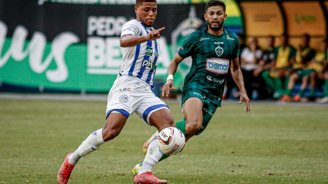 Confiança equilibrou no segundo tempo e teve chances claras de marcar