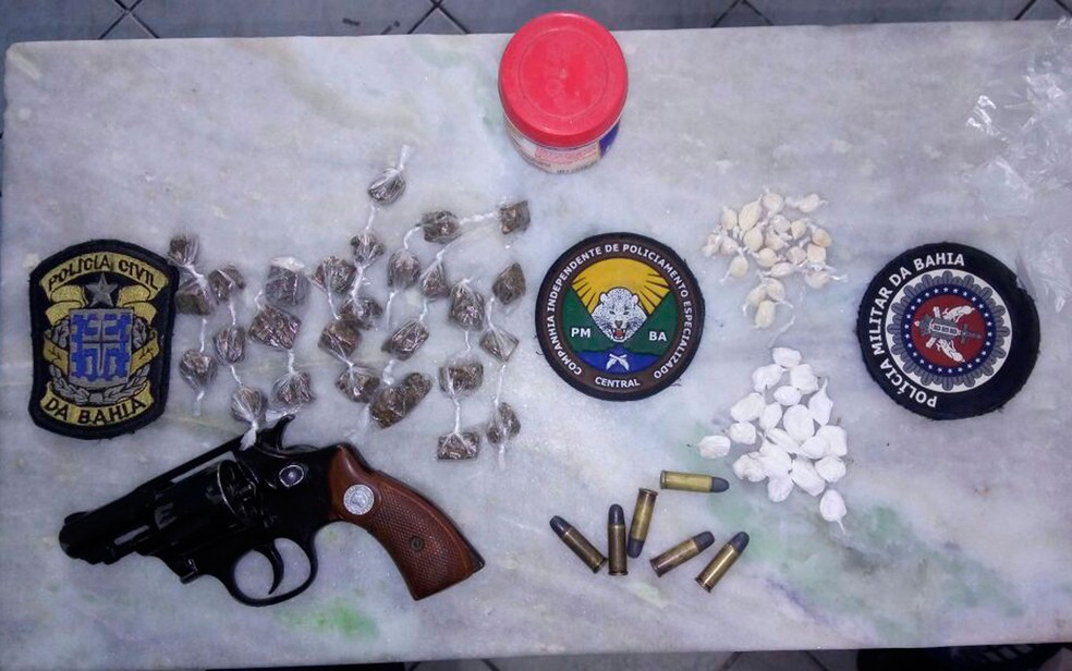 Arma e drogas foram apreendidas com os suspeitos na Bahia (Foto: Divulgação/Polícia Civil)