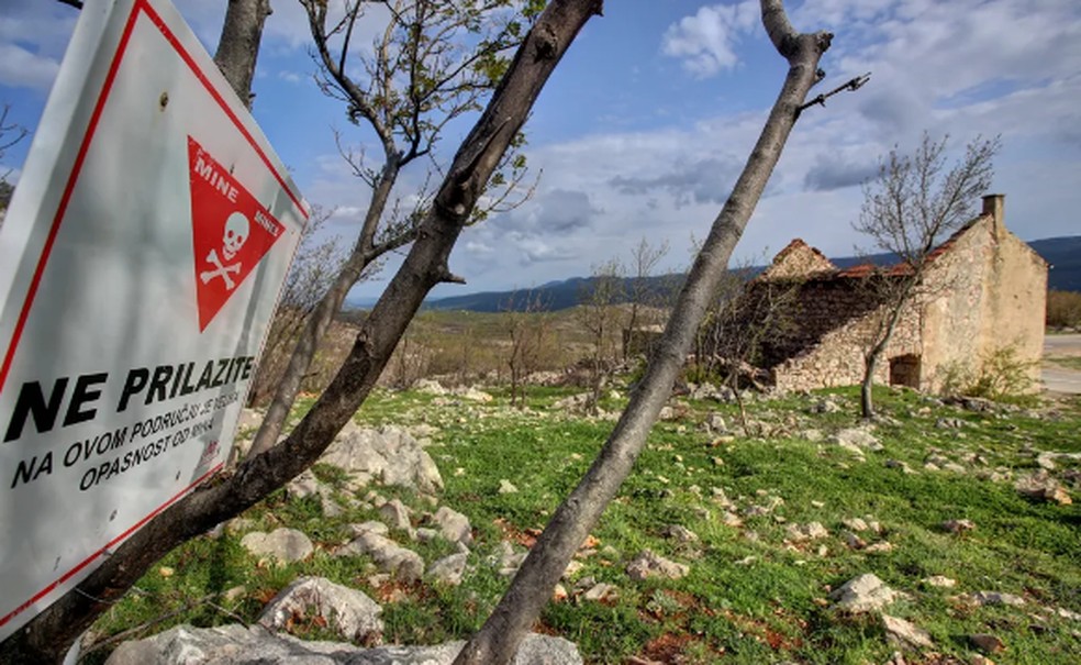 Placa nos fundos da casa da família de Modric alerta para minas terrestres — Foto: AFP