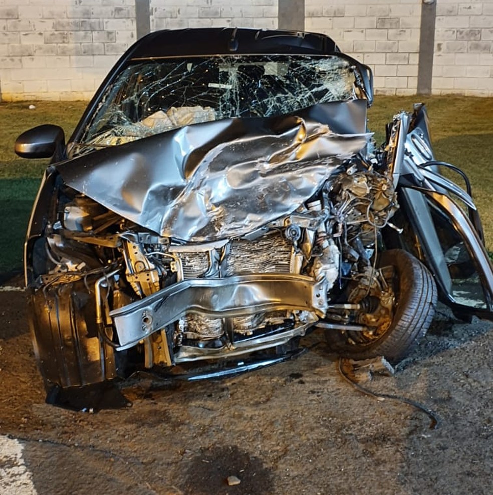 Carros bateram de frente na Rondon em São Manuel — Foto: Polícia Rodoviária / Divulgação 