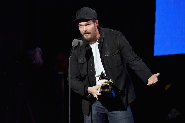 NEW YORK, NY - JANUARY 28:  Recording artist Steve Johnson of Alabama Shakes, winner of Best American Roots Performance for 'Killer Diller Blues', accepts the award onstage at the premiere ceremony during the 60th Annual GRAMMY Awards at Madison Square Ga (Foto: FilmMagic)