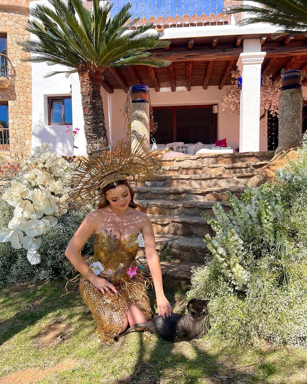 Demi Rose com seu look dourado estonteante  — Foto: Reprodução/Instagram