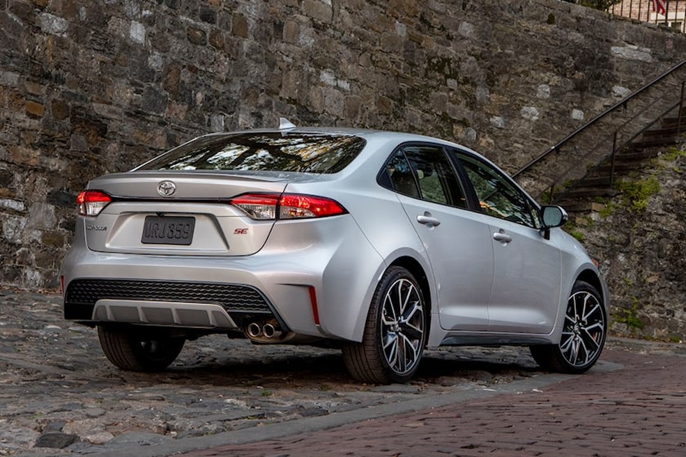 O Corolla tem visual diferente no Japão, onde aposta em um design mais esportivo — Foto: Divulgação