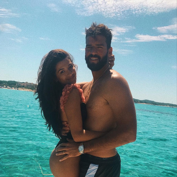 Alisson posa coladinho na esposa em férias na Itália (Foto: Reprodução/Instagram)