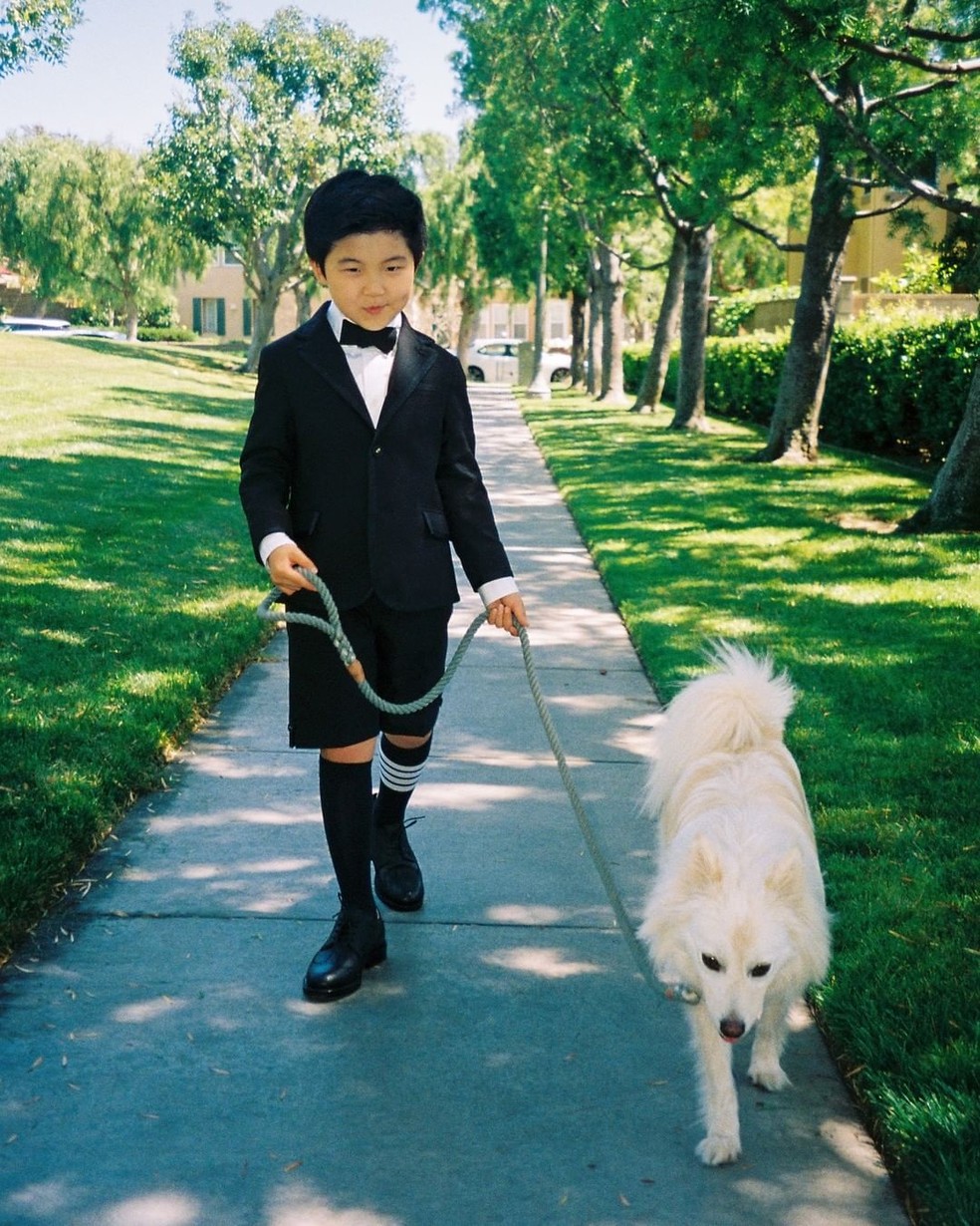 Antes de ir para a cerimônia do Oscar, Alan Kim, ator de 'Minari', passeou com o cachorro  — Foto: Reprodução/Instagram/Alan Kim