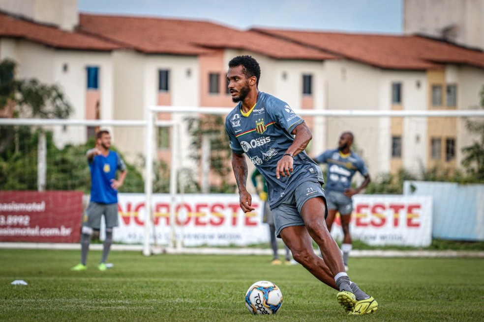 Lateral-esquerdo Patric Calmon tem lesão muscular de grau um — Foto: Lucas Almeida/L17 Comunicação