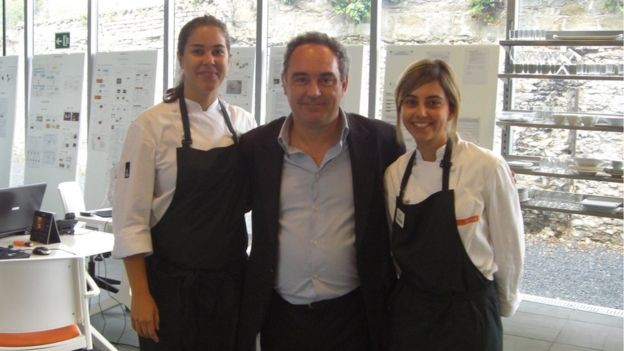 A confeiteira e engenheira de alimentos Joyce Galvão (à esq.), ao lado do chef espanhol Ferran Adrià, em 2007, criador de um centro de investigação de culinária no qual ela atuou (Foto: ACERVO PESSOAL)
