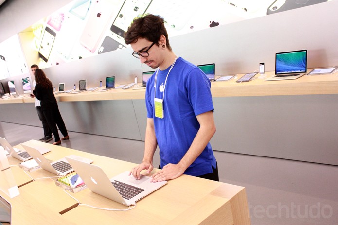 Especialista na Apple Store (Foto: Allan Melo / TechTudo)