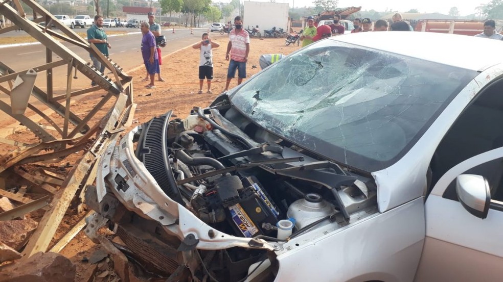 Um carro derrubou parte de uma torre de transmissão na madrugada deste sábado (29) em Juara — Foto: Rádio Tucunaré