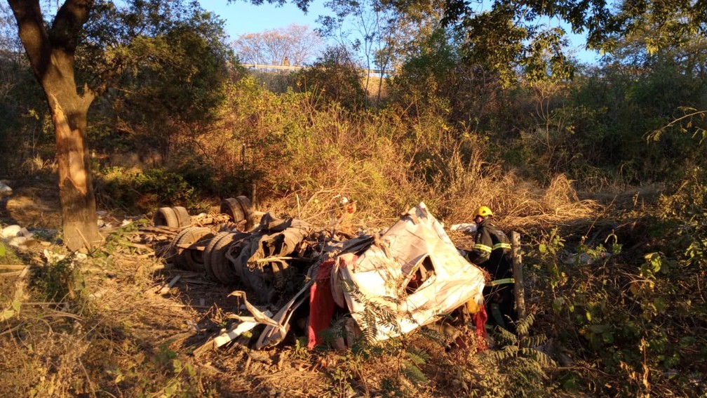 Cabine do veículo ficou retorcida e o eixo quebrou — Foto: Corpo de Bombeiros/ Diulgação