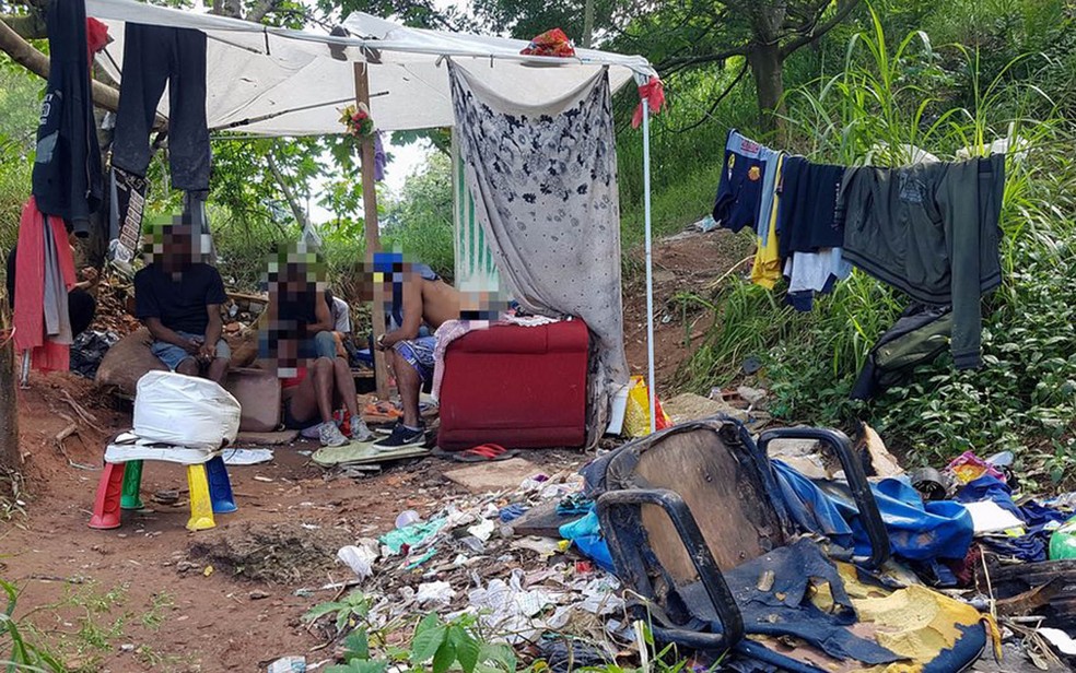 Mais de 50 pessoas vivem em cemitério da Vila Nova Cachoeirinha, na zona norte de SP (Foto: Felipe Souza/BBC Brasil)