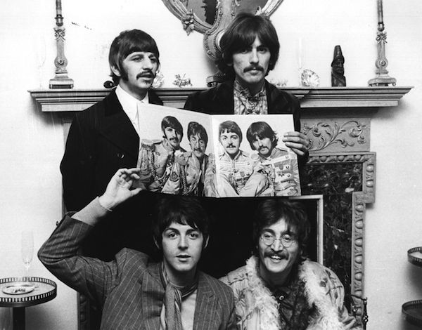 Os Beatles na época do lançamento de Sgt Pepper’s Lonely Hearts Club Band (Foto: Getty Images)