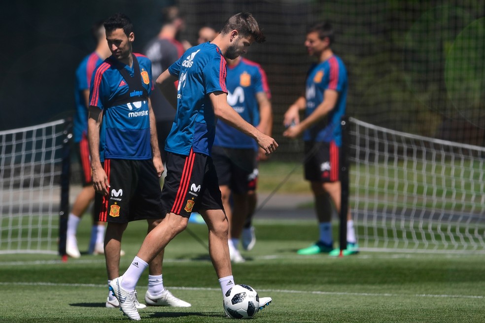 PiquÃ© deixa o treino da Espanha antes do fim, com dores no joelho esquerdo (Foto: PIERRE-PHILIPPE MARCOU / AFP)