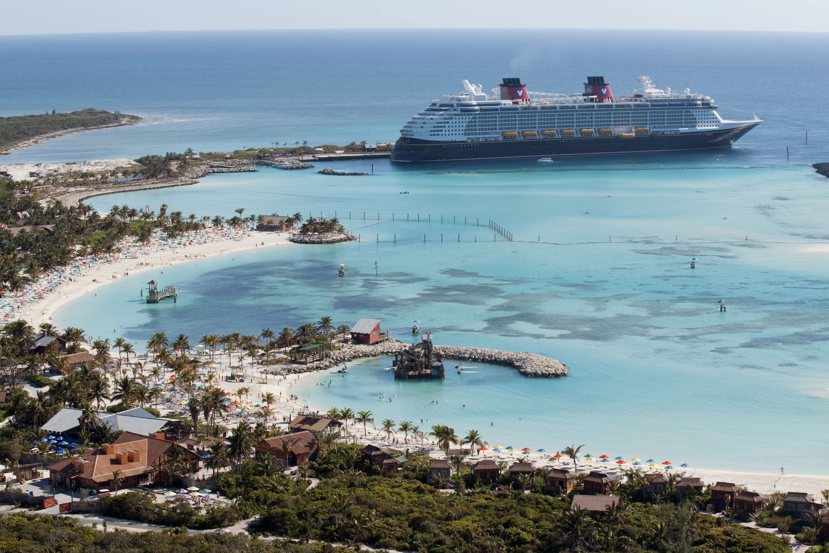 Le Disney Dream accoste à Castaway Cay, l'île privée de Disney dans les eaux tropicales des Bahamas, réservée exclusivement aux clients de Disney Cruise Line.  Dans un décor d'eaux turquoise cristallines, de plages de sable blanc poudreux et de paysages luxuriants, le (Photo : David Roark, photographe)