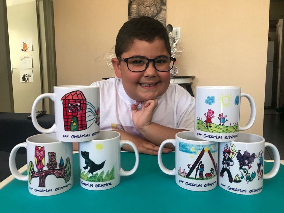 FamÃ­lia de JoÃ£o Gabriel vende canecas com desenhos feitos pelo pequeno, para ajudar no tratamento dele â Foto: Michelle Farias/G1 AL
