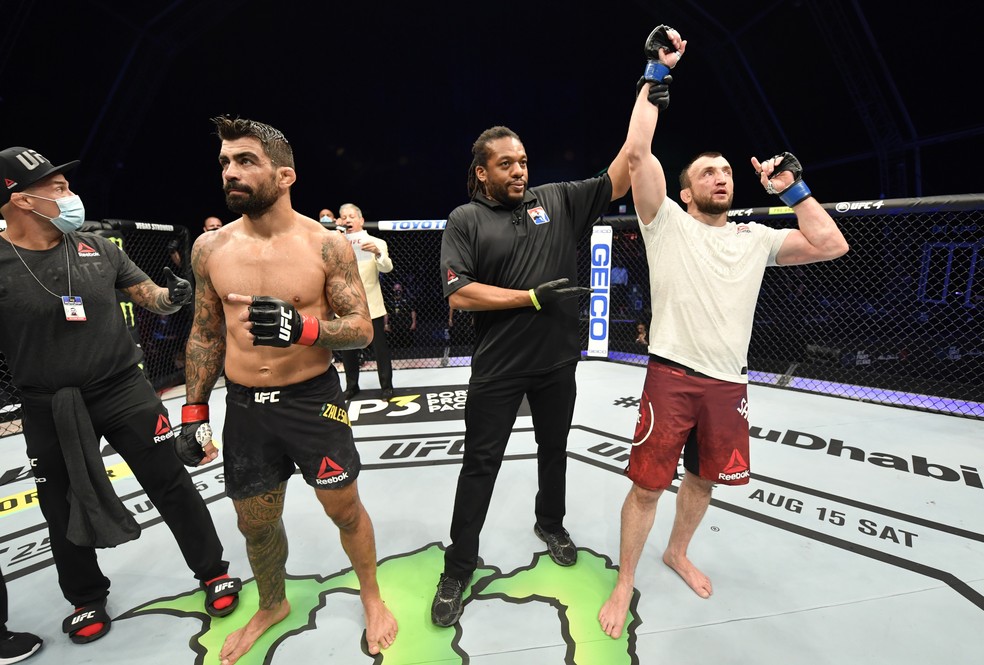Elizeu Capoeira se surpreende com resultado da luta contra Muslim Salikhov no UFC 251 — Foto: Getty Images