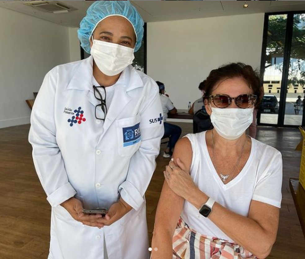 Lilia Cabral recebendo a vacina contra a Covid no Rio — Foto: Reprodução/Redes Sociais