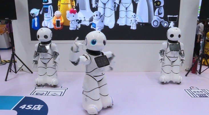 Projetos de robôs apresentados na Conferência Mundial, realizada em Pequim. Na China, o setor de robótica movimentou 83 bilhões de yuans (US$ 12,23 bilhões) em 2021 — Foto: Repropdução/Vídeo/AFP