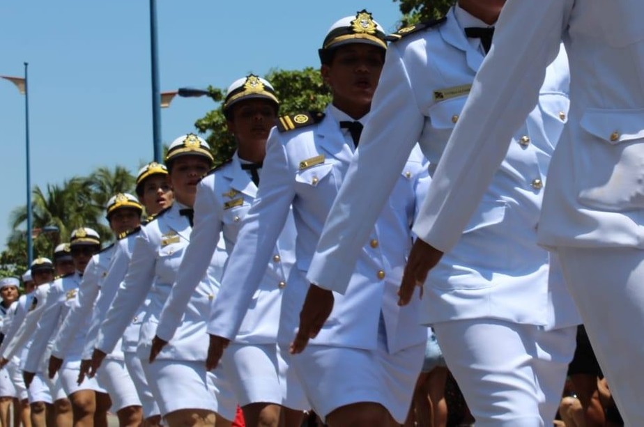 Militares da Marinha com uniformes femininos