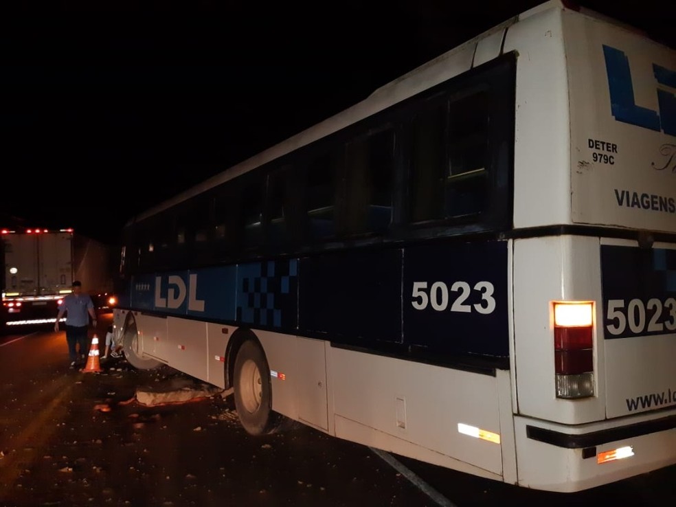 Desmoronamento de pedras em rodovia de SC atinge ônibus e deixa mulher ferida — Foto: Polícia Rodoviária Federal