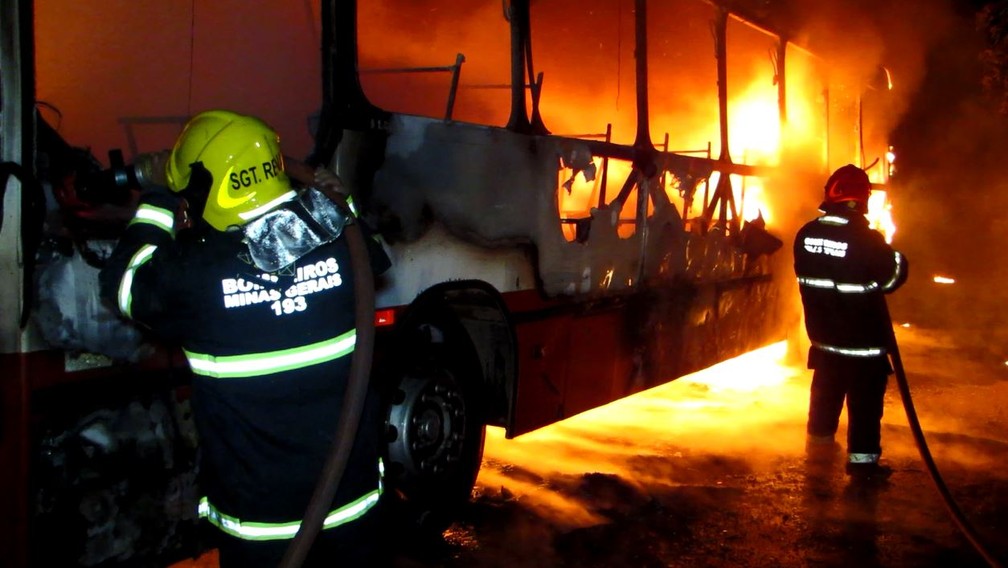 Bombeiros combatem as chamas em ônibus de Passos (MG) (Foto: Helder Almeida)