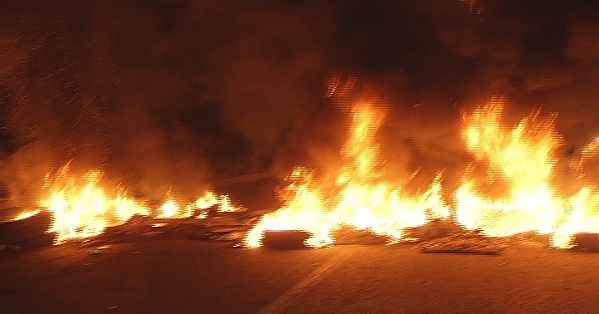 G1 - Manifestantes colocam fogo em pneus e árvores e BR-381 fica ...