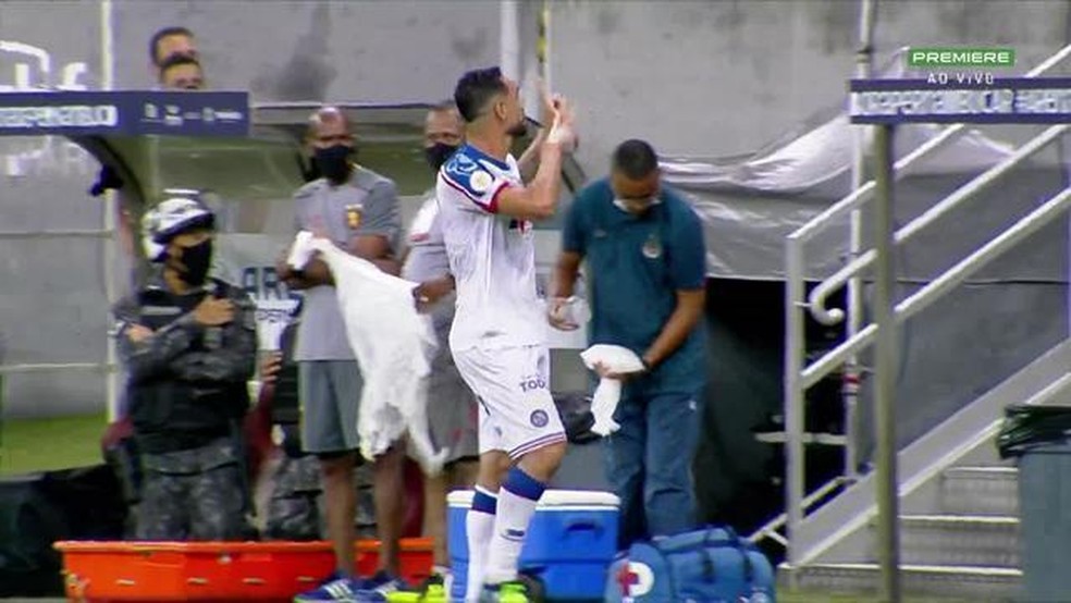 Gilberto provoca a torcida do Sport — Foto: Reprodução / Premiere