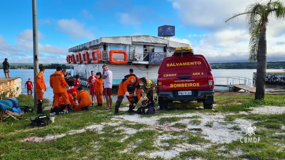 Bombeiros retiram corpo de homem que morreu afogado no Lago Paranoá, Brasília, neste domingo (26) — Foto: Corpo de Bombeiros do DF/ Divulgação