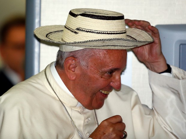 Papa Francisco recebe chapéu e anuncia que Panamá irá receber próxima edição da Jornada Mundial da Juventude, em 2019 (Foto: Stefano Rellandini / Reuters)